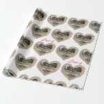 Banho em papel de embrulho de presente cardíaco<br><div class="desc">Belo par de cisnes cercado de coração castanho decora este papel de embrulho de presente "Amor é... "</div>