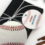 Bar de baseball Mitzvah Red Blue Favor Etiquetas<br><div class="desc">O toque final essencial para qualquer festa de baseball, este design apresenta a aparência de um beisebol e pode ser personalizado com qualquer nome e evento. Adicione sua mensagem especial no verso. Excelente para presentes de jogador de fim de estação, ou favores de aniversário! Altere as cores com o botão...</div>