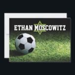 Bar Mitzvah Dobrou o Cartões de agradecimentos 2<br><div class="desc">Este design personalizado de tema de futebol, o Bar Mitzvah, cartões de agradecimentos (placa dobrada), apresenta um estádio noturno de futebol com um campo de futebol verde, com uma bola de futebol preto e branco, sobre a grama, no canto inferior esquerdo. Há uma estrela verde pálida de David sob o...</div>