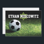 Bar Mitzvah Dobrou o Cartões de agradecimentos 2<br><div class="desc">Este design personalizado de tema de futebol, o Bar Mitzvah, cartões de agradecimentos (placa dobrada), apresenta um estádio noturno de futebol com um campo de futebol verde, com uma bola de futebol preto e branco, sobre a grama, no canto inferior esquerdo. Há uma estrela verde pálida de David sob o...</div>