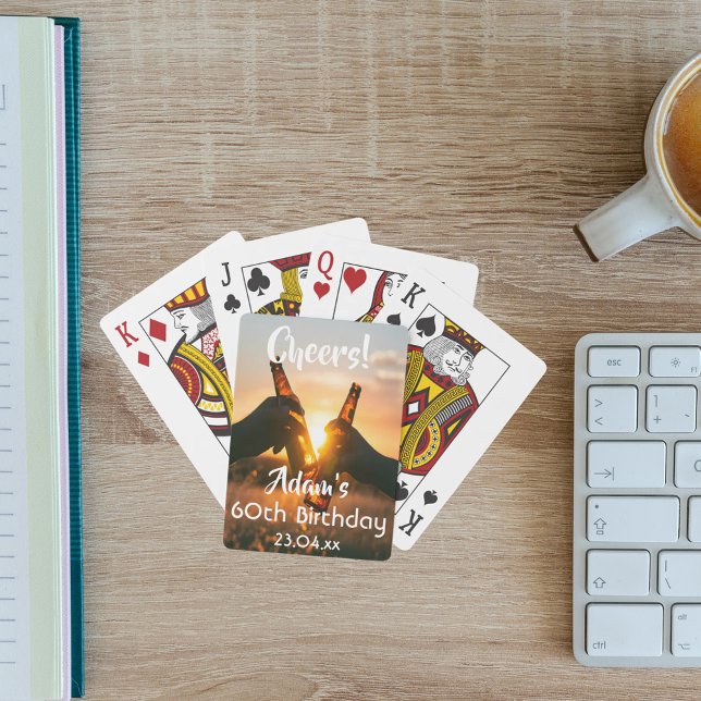 Baralho 60ª festa de aniversário de caras aplaudem cerveja (Criador carregado)