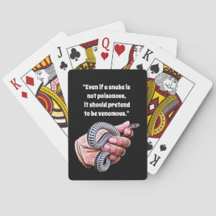 Baralho a mão segurando o bebê cobra réptil cita arte