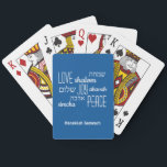 Baralho AMOR JOY PEACE Personalizado Chanucá<br><div class="desc">Na moda HANUKKAH jogando cartas com AMOR JOY PEACE, incluindo traduções hebraicas em tipografia branca contra um fundo TEKHELET BLUE. O texto é PERSONALIZÁVEL, caso você queira alterar alguma coisa. HAPPY HANUKKAH também é personalizável, portanto você pode criar seu próprio texto ou adicionar seu nome ou iniciais. Itens correspondentes estão...</div>