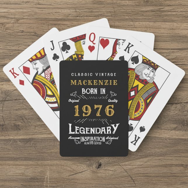 Baralho Aniversário de 50 anos Nascido em 1976 Lenda Preto (Born 1976 playing cards. Wood background.)
