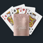 Baralho Cartões de Reprodução Monogramas Dourados com Rosa<br><div class="desc">Cartões de jogar elegantes e giros personalizados com rosa dourado faux glitter gotejando contra um fundo metálico falso em ouro rosa. Monograma com seu nome em um roteiro branco de na moda com baloiços.</div>