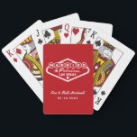 Baralho Casado em Fabuloso Casamento Vermelho de Las Vegas<br><div class="desc">Esse personagem único e divertido "Casado em Fabuloso Las Vegas", que faz o favor de jogar cartas, apresenta um design inspirado no sinal de boas-vindas a Las Vegas, Nevada", junto com um texto monográfico que pode ser personalizado com o nome do casal e a data do casamento. As cores vermelha...</div>