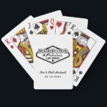 Baralho Casado no Fabuloso Casamento Branco de Las Vegas<br><div class="desc">Esse personagem único e divertido "Casado em Fabuloso Las Vegas", que faz o favor de jogar cartas, apresenta um design inspirado no sinal de boas-vindas a Las Vegas, Nevada", junto com um texto monográfico que pode ser personalizado com o nome do casal e a data do casamento. As cores preto...</div>