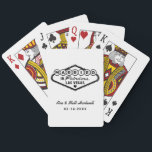 Baralho Casado no Fabuloso Casamento Branco de Las Vegas<br><div class="desc">Esse personagem único e divertido "Casado em Fabuloso Las Vegas", que faz o favor de jogar cartas, apresenta um design inspirado no sinal de boas-vindas a Las Vegas, Nevada", junto com um texto monográfico que pode ser personalizado com o nome do casal e a data do casamento. As cores preto...</div>