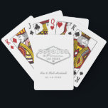 Baralho Casado no Fabuloso Casamento Branco de Prata de La<br><div class="desc">Este personagem único e divertido "Casado em Fabuloso Las Vegas", o favor de jogar cartas, apresenta um design de folha de ouro prateado inspirado no sinal de Bem-vindo a Las Vegas, Nevada", juntamente com um texto monográfico que pode ser personalizado com o nome do casal e a data do casamento....</div>