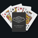 Baralho Casado no Fabuloso Casamento de Prata de Las Vegas<br><div class="desc">Este personagem único e divertido "Casado em Fabuloso Las Vegas", o favor de jogar cartas, apresenta um design de folha de papel prateada inspirado no sinal de Bem-vindo a Las Vegas, Nevada", juntamente com um texto monográfico que pode ser personalizado com o nome do casal e a data do casamento....</div>