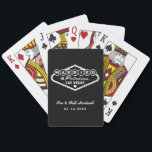 Baralho Casado no Fabuloso Casamento Negro de Las Vegas<br><div class="desc">Esse personagem único e divertido "Casado em Fabuloso Las Vegas", que faz o favor de jogar cartas, apresenta um design inspirado no sinal de boas-vindas a Las Vegas, Nevada", junto com um texto monográfico que pode ser personalizado com o nome do casal e a data do casamento. As cores preto...</div>