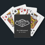 Baralho Casado no Fabuloso Casamento Negro de Las Vegas<br><div class="desc">Esse personagem único e divertido "Casado em Fabuloso Las Vegas", que faz o favor de jogar cartas, apresenta um design inspirado no sinal de boas-vindas a Las Vegas, Nevada", junto com um texto monográfico que pode ser personalizado com o nome do casal e a data do casamento. As cores preto...</div>
