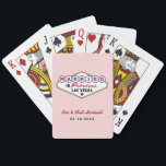 Baralho Casado no Fabuloso Monograma de Casamentos de Las<br><div class="desc">Esse costume único e divertido "Casado em Fabuloso Las Vegas",  que faz o favor de jogar cartas,  apresenta um monograma dos nomes da noiva e do noivo e datas de casamento e um fundo de rosa claro. Cores de design preto,  branco,  vermelho,  azul,  amarelo e cinza.</div>