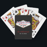 Baralho Casado no Fabuloso Monograma de Casamentos de Las<br><div class="desc">Esse costume único e divertido "Casado em Las Vegas Fabuloso",  que faz o favor de jogar cartas,  apresenta um monograma dos nomes da noiva e do noivo e datas de casamento e um fundo negro. Cores de design preto,  branco,  vermelho,  azul,  amarelo e cinza.</div>