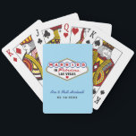 Baralho Casado no Fabuloso Monograma de Casamentos de Las<br><div class="desc">Esse costume único e divertido "Casado em Fabuloso Las Vegas",  que faz o favor de jogar cartas,  apresenta um monograma dos nomes da noiva e do noivo e datas de casamento e um fundo azul-claro. Cores de design preto,  branco,  vermelho,  azul,  amarelo e cinza.</div>