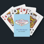 Baralho Casado no Fabuloso Monograma de Casamentos de Las<br><div class="desc">Esse costume único e divertido "Casado em Fabuloso Las Vegas",  que faz o favor de jogar cartas,  apresenta um monograma dos nomes da noiva e do noivo e datas de casamento e um fundo azul-claro. Cores de design preto,  branco,  vermelho,  azul,  amarelo e cinza.</div>