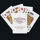 Baralho Casado no Fabuloso Monograma de Casamentos de Las<br><div class="desc">Esse costume único e divertido "Casado em Las Vegas Fabuloso",  que faz o favor de jogar cartas,  apresenta um monograma dos nomes da noiva e do noivo e datas de casamento e um fundo branco. Cores de design preto,  branco,  vermelho,  azul,  amarelo e cinza.</div>