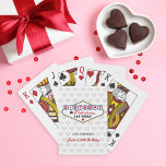 Baralho Casados em Fabuloso Monograma de Casamento de Las<br><div class="desc">Cartas de baralho personalizadas de casamento "Casados em Fabuloso Las Vegas" apresentam um monograma com os nomes dos noivos e as datas de casamento e fundo com padrão de coração. Cores de design preto,  vermelho,  azul,  amarelo e cinza.</div>