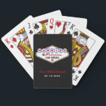 Baralho Casados no Fabuloso Las Vegas Preto<br><div class="desc">O icônico letreiro colorido Casados no Fabuloso Las Vegas brilha contra um fundo preto dramático nestas cartas de baralho personalizadas com monograma de casamento. Os nomes do casal em roteiro vermelho e a data do casamento são totalmente editáveis abaixo do letreiro clássico. Um favor de casamento ousado e impressionante que...</div>