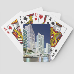 Baralho Construções ao longo do rio Riverwalk de Miami