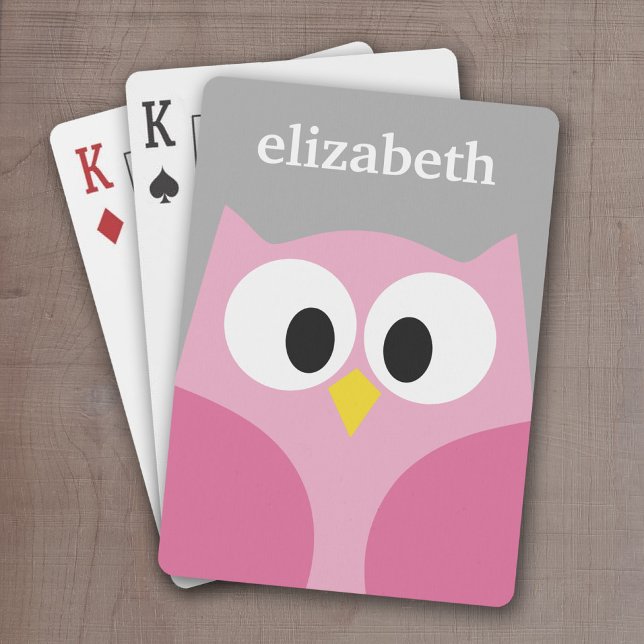 Baralho Coruja de Cartoon Bonita - Nome Personalizado Rosa (Cute Personalized playing cards with a cartoon owl and a monogram or name)