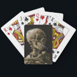 Baralho Crânio com cigarro queimado Vincent van Gogh Art<br><div class="desc">Vincent van Gogh (neerlandês, 1853-1890) Skull of a Skeleton with Burning Cigarette, 1885-86, Oil on canvas Unframed: 32 cm × 24, 5 cm (13 pol. × 9, 6 pol.) Trabalhos preparatórios de Vincent van Gogh. Essa pequena pintura faz parte da coleção permanente do Museu Van Gogh, em Amsterdã. Foi pintado...</div>