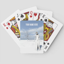 Baralho Elfo fêmea andando na neve.