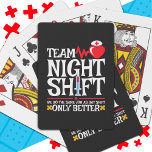 Baralho Enfermeira Apreciação Funny Team Shift Enfermeira<br><div class="desc">Esta engraçada design de enfermeira de turno noturno é perfeita para uma enfermeira de enfermagem de hospital, enfermeira universitária, enfermeira de enfermagem de UTI, enfermeira de acusação ou outros tipos de enfermeira que trabalham como enfermeira de turno noturno cuidando de pacientes. Apresenta 'Team Night Shift - Fazemos o mesmo trabalho...</div>