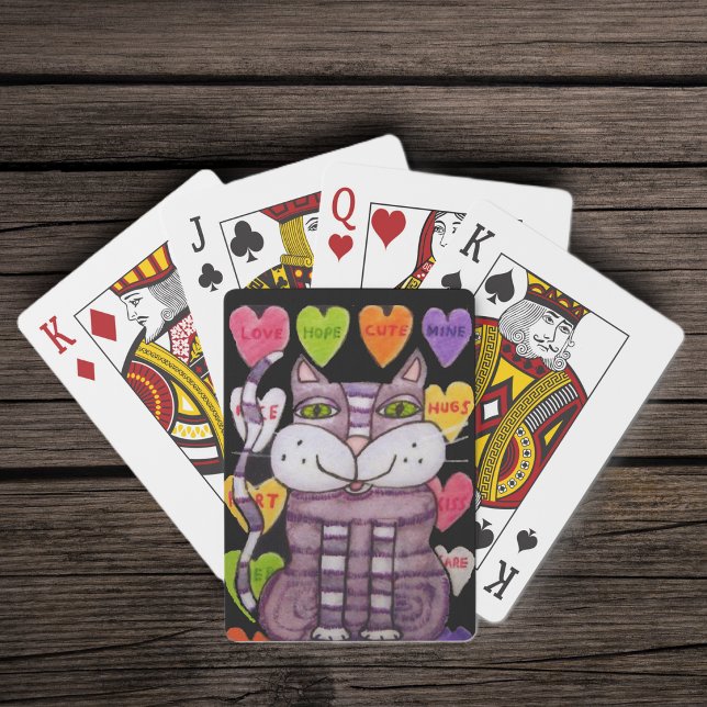 Baralho Fantasia de Gato Roxo Corações de Doce Coloridos (Purple cat green eyes on wall of Valentine candy hearts on black deck of playing cards.)