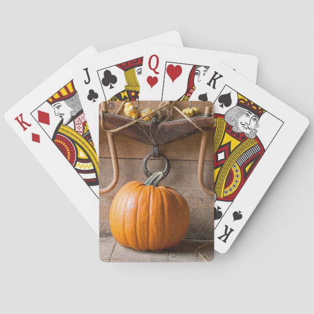 Baralho Farmers Museum. Pumpkin in barn with bale of hay (Verso)