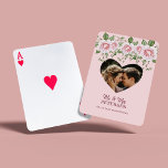 Baralho Favor de casamento de fotos personalizado<br><div class="desc">Casal romântico,  foto de coração rosa personalizada Sr. e Sra. jogando cartas com rosas elegantes,  nome e texto escuro.       Personalize-o com a sua imagem e texto!         belo presente de casamento ou salve a data.</div>