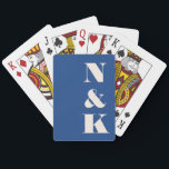 Baralho Favor de Casamento Personalizado Azul Vibrante do<br><div class="desc">Adicione um toque pessoal e na moda às suas noites de jogos com estas modernas cartas personalizadas de jogar a azul vibrante. Apresentando corajosas iniciais serif, este design chic é perfeito para casais, famílias ou qualquer pessoa que ame uma estética sofisticada. Seja para noites de pôquer, um presente de festa...</div>