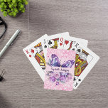 Baralho Flores roxas borboletas cor-de-rosa<br><div class="desc">Um fundo rosado giro decorado com uma borboleta roxa,  flores rosa e roxa,  confete rosa. Personalize e adicione seu nome.</div>