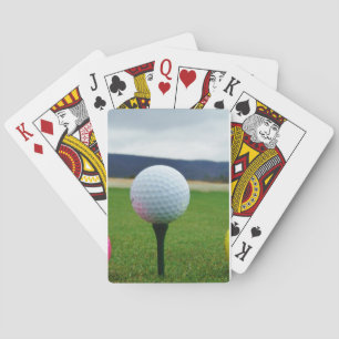 Baralho Golf Ball em um campo de golfe na montanha