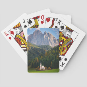 Baralho Igreja em frente às montanhas Dolomitas na Itáli