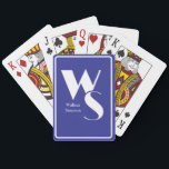 Baralho Iniciais Monogramas Nome Azul e Jogo de Mesa Branc<br><div class="desc">Adicione um toque de talento pessoal à sua próxima noite de jogo com este personalizável pôquer monograma jogando cartas em azul e branco. Quer você esteja hospedando um torneio amigável, planejando uma despedida de solteiro, ou dando a um amante de jogos de cartas, essas cartas únicas são a maneira perfeita...</div>
