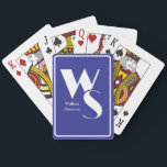 Baralho Iniciais Monogramas Nome Azul e Jogo de Mesa Branc<br><div class="desc">Adicione um toque de talento pessoal à sua próxima noite de jogo com este personalizável pôquer monograma jogando cartas em azul e branco. Quer você esteja hospedando um torneio amigável, planejando uma despedida de solteiro, ou dando a um amante de jogos de cartas, essas cartas únicas são a maneira perfeita...</div>