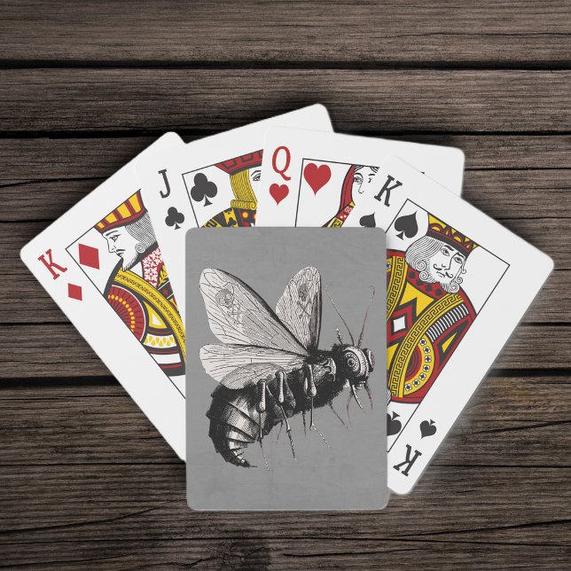 Baralho Inseto Asa de Caveira de Abelha Gótica Assustadora (Creepy black white bee with skull crossbones on wings on grey deck of playing cards.)