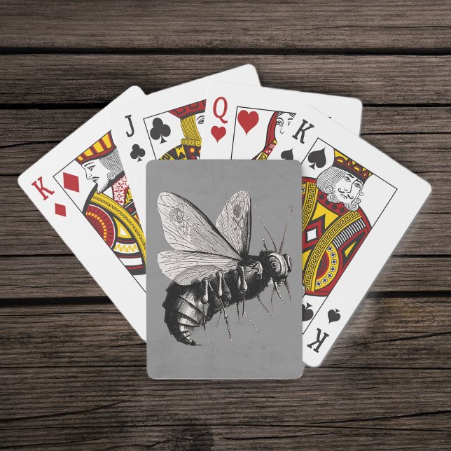 Baralho Inseto de asas gótico assustador do crânio da (Scary Goth bee in black white with skulls on wings on dark grey deck of playing cards.)