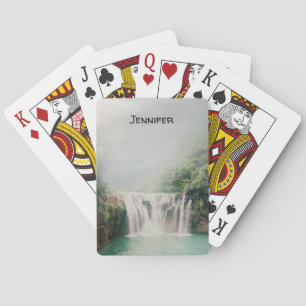 Baralho Linda cachoeira em uma floresta de montanha