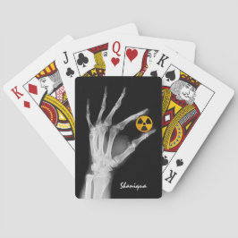 Baralho Mão Segurando um Símbolo de Radiação 