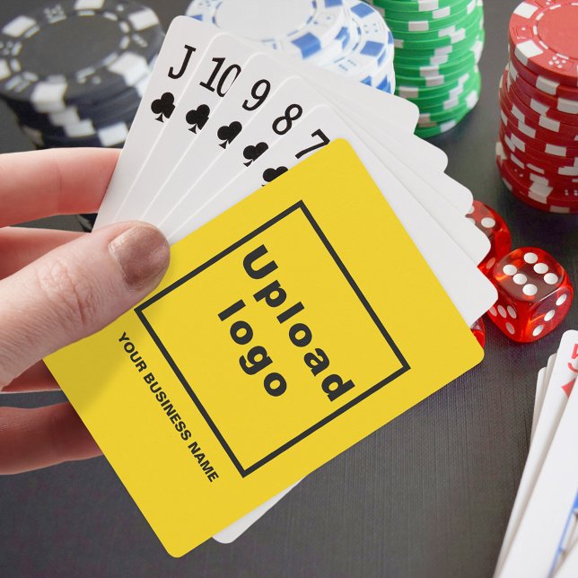 Baralho Marca comercial amarela em placas de reprodução (Yellow business brand on playing cards)