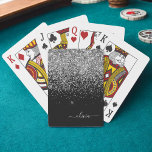 Baralho Monograma de Nome Glamouroso em Script com Brilho<br><div class="desc">Cartas de Baralho com Nome em Monograma de Script com Brilho Prata e Preto. Isso torna o presente perfeito para aniversário de 16 anos,  casamento,  chá de noiva,  aniversário de casamento,  chá de bebê ou festa de despedida de solteira para alguém que ama luxo e estilos chiques.</div>