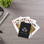 Baralho Monograma do nome da coroa branco preto<br><div class="desc">Um fundo preto elegante. Personalize e adicione seu monograma familiar inicial e seu nome. Decorado com uma coroa de louros clássica. Texto branco.</div>