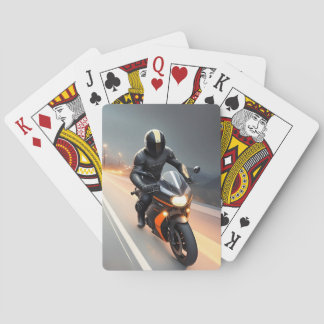Baralho Motociclista Elegante Pilotando uma Moto Cruiser