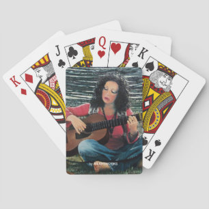 Baralho Mulher que joga a música com guitarra acústica