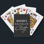 Baralho Placas personalizadas de jogo do partido de soltei<br><div class="desc">Deem as caras uma mão vencedora com este baralho de despedida de solteiro personalizado a jogar cartas! Estes fazem um presente de excelente para toda a sua festa de casamento - perfeito para as despedidas de Las Vegas! Edite facilmente o nome e a cor do plano de fundo! Veja a...</div>