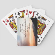 Por do sol sobre os cartões de jogo das montanhas