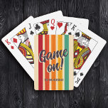 Baralho Retro Vintage Stripes de Nome Personalizado Jogo D<br><div class="desc">Essas belezas ganharam mais do que apenas asas. Blazin' em retro fonts em uma canvas de listras psicodélicas gritar "GAME ON" e seu nome de família personalizado em tipografia vintage. Divirta-se na próxima noite de jogo da família!</div>