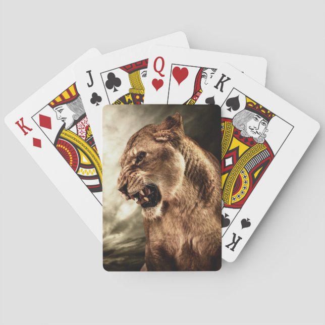 Baralho Roaring lioness against stormy sky (Verso)